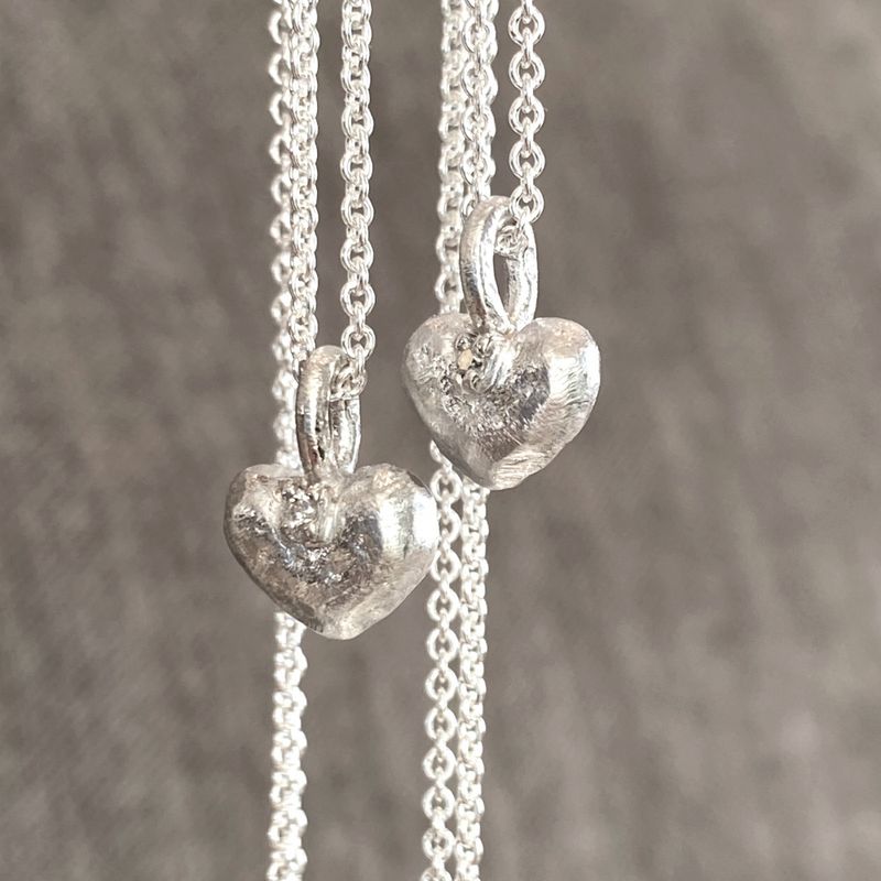 Rustikt sølvhjerte med diamant 