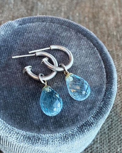 Sølv creoler med gull og blå topasdråper