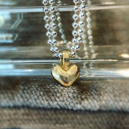 Rustikt gullhjerte av resirkulert gull